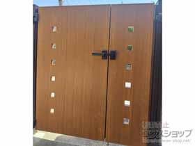 の門扉 ルシアス門扉K01型 小窓 両開き親子 木調カラー 門柱使用 施工例