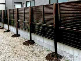 のフェンス・柵 ミエーネフェンス 目隠しルーバータイプ 2段支柱 自立建て用（パネル2段） 施工例