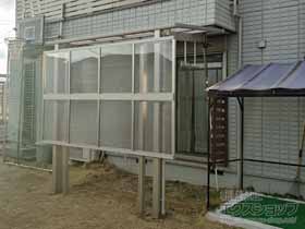のテラス屋根 レセパ Lタイプ 独立タイプ 積雪〜20cm対応＋前面パネル*2段(自立式)＋吊り下げ式固定物干し 標準タイプ 長さ:標準2本入り×1セット 施工例