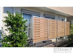 のフェンス・柵 モクハイフェンス 木調カラー 上段のみ設置 アルミ多段柱仕様 施工例