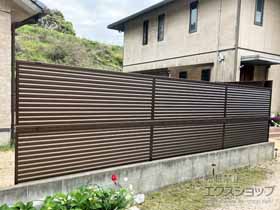 のフェンス・柵 ミエーネフェンス 目隠しルーバータイプ 2段支柱 自立建て用 施工例