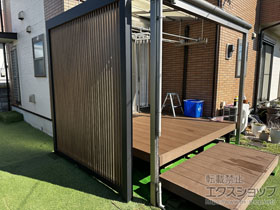 のフェンス・柵 Gスクリーン 縦格子タイプ 木調色 間仕切り柱 施工例