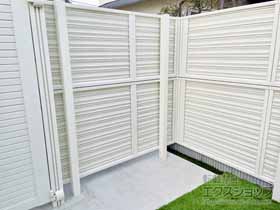 のフェンス・柵 ミエーネフェンス 目隠しルーバータイプ 2段支柱 自立建て用 施工例