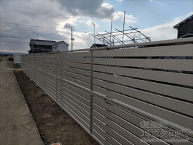 のフェンス・柵 シンプレオフェンスSY1F型 横半目隠し 2段支柱 自立建て用 施工例