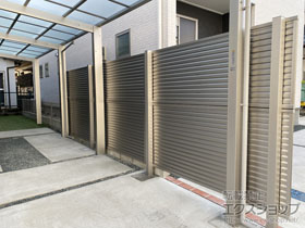 のフェンス・柵 ミエーネフェンス 目隠しルーバータイプ 2段支柱 自立建て用 施工例