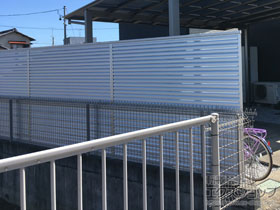 のフェンス・柵 ミエーネフェンス 目隠しルーバータイプ 2段支柱 自立建て用 施工例
