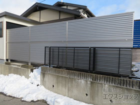 のフェンス・柵 ミエーネフェンス 目隠しルーバータイプ 2段支柱 自立建て用 施工例