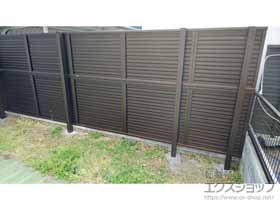 のフェンス・柵 ミエーネフェンス 目隠しルーバータイプ 2段支柱 自立建て用 施工例