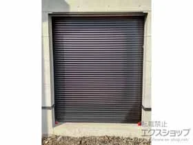 LIXIL リクシル(トステム)のガレージシャッター ガレージシャッタークワトロ 電動式 内部付タイプ ※外部停電時開閉機構 施工例