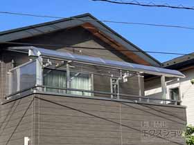 のバルコニー・ベランダ屋根 ソラリア R型 屋根タイプ 単体 積雪〜20cm対応＋吊り下げ式固定物干し＋側面パネル*1段 施工例