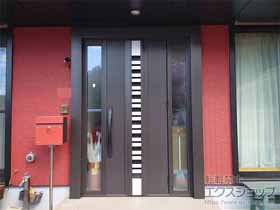 の玄関ドア リシェント玄関ドア3 断熱K2仕様 両袖仕様(ランマ無)外観右吊元 G82型 ※FamiLock仕様 施工例