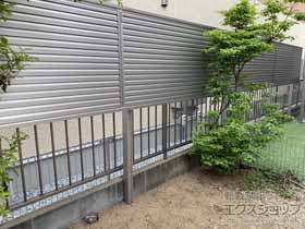 のフェンス・柵 ミエーネフェンス 目隠しルーバータイプ 上段のみ設置 自立建て用 施工例