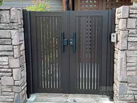 の門扉 【特注】シンプレオ門扉4型 縦太格子 両開き 門柱使用 施工例