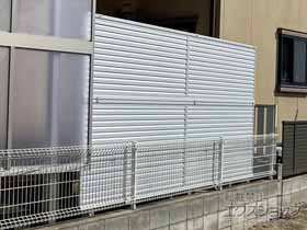 のフェンス・柵 ミエーネフェンス 目隠しルーバータイプ 2段支柱 自立建て用 施工例
