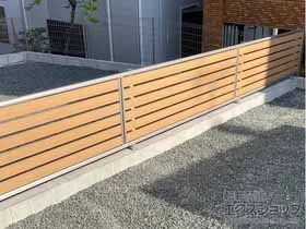 YKKAPのフェンス・柵・塀 ルシアスフェンスF04型 横板 木調カラー 自由柱施 施工例