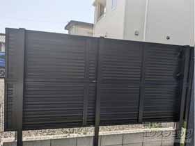 のフェンス・柵 ミエーネフェンス 目隠しルーバータイプ 2段支柱 自立建て用 施工例