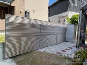 のフェンス・柵 ミエーネフェンス 目隠しルーバータイプ 2段支柱 自立建て用 施工例