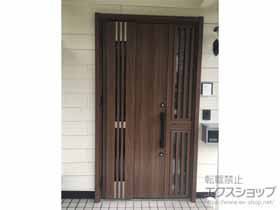 の玄関ドア リシェント玄関ドア3 M83型 断熱K4仕様 片袖飾り仕様(ランマ無)外観左吊元 ※手動仕様 施工例