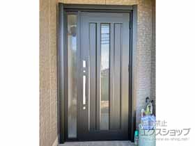 の玄関ドア リシェント玄関ドア3 C12N型 アルミ仕様 片袖仕様(ランマ無)外観右吊元 ※タッチキー仕様(キー付リモコン) 施工例
