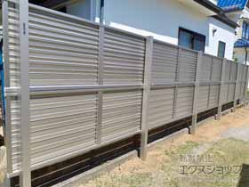 のフェンス・柵 ミエーネフェンス 目隠しルーバータイプ 2段支柱 自立建て用 施工例