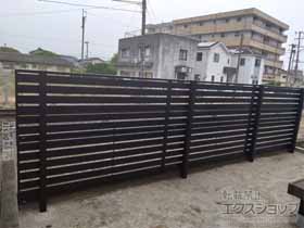 のフェンス・柵 モクアルフェンス 横板タイプ 2段支柱 自立建て用 施工例
