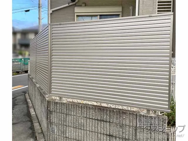 YKKAPのフェンス・柵・塀 シンプレオフェンス13F型 横ルーバー　自由柱施工 施工例