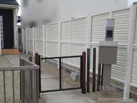 のフェンス・柵 ミエーネフェンス 目隠しルーバータイプ 2段支柱 自立建て用 施工例