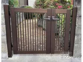 YKKAPの門扉 シンプレオ門扉10型 たて粗格子 両開き親子 門柱使用 施工例