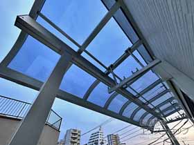 のバルコニー・ベランダ屋根 ソラリア R型 1500 屋根タイプ 単体 積雪〜50cm対応＋吊り下げ式固定物干し 標準タイプ 施工例