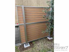 のフェンス・柵 ルシアスフェンスF02型 横目隠し 木調カラー 2段支柱 自立建て用 施工例