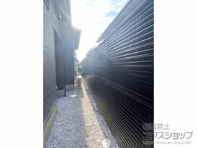 のフェンス・柵 ミエーネフェンス 目隠しルーバータイプ 2段支柱 自立建て用 施工例