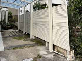 のフェンス・柵 ミエーネフェンス 目隠しルーバータイプ 2段支柱 自立建て用 施工例