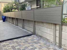 のフェンス・柵 ミエーネフェンス 目隠しルーバータイプ 上段のみ設置 自立建て用 施工例