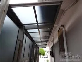 LIXIL(リクシル)のテラス屋根 フーゴF 独立テラスタイプ 連棟 積雪～20cm対応＋サイドパネル 二段 施工例