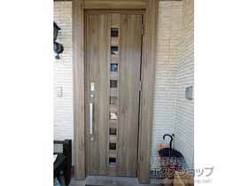 の玄関ドア リシェント玄関ドア3 M28型 断熱K4仕様 片開き仕様(ランマ無)外観右吊元 ※FamiLock仕様 施工例