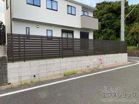 Value Selectのフェンス モクハイフェンス アルミ色タイプ フリーポールタイプ 施工例