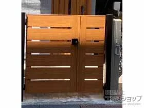 YKKAPの門扉 ルシアス門扉W03型 横スリット 両開き親子 木調カラー 門柱使用*門柱アルミ色想定 施工例