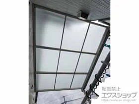 YKKAPのバルコニー屋根 ソラリア F型 屋根タイプ 単体 積雪～20cm対応＋側面パネル＋水平式物干し 施工例