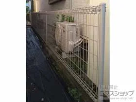 YKKAPのフェンス・柵・塀 イーネットフェンス2M型　間仕切り柱施工 施工例