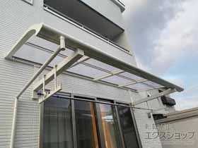YKKAPのバルコニー屋根 ソラリア R型 ルーフタイプ 単体 積雪～20cm対応＋吊り下げ式固定物干し 施工例