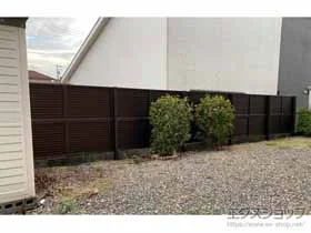 Value Selectのフェンス・柵・塀 ミエーネフェンス 目隠しルーバータイプ 2段支柱 自立建て用 施工例