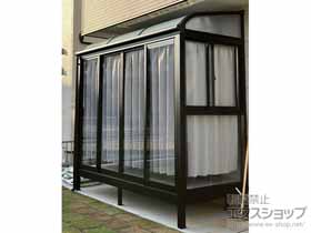 愛知県愛西市のLIXIL(リクシル)のテラス囲い・サンルーム サニージュ R型 床納まり ランマ無 積雪～20cm対応+カーテンレール（正面・側面×2）/吊り下げ物干しAセット・標準・2本入り×1/水切り逃げ部材 施工例