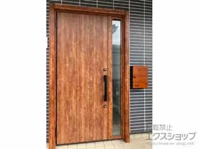 LIXIL リクシル(トステム)の玄関ドア リシェント玄関ドア3 M17型 断熱K4仕様 片袖仕様(ランマ無)外観左吊元 ※手動仕様 施工例