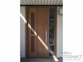 大阪府箕面市のLIXIL リクシル（トステム）の玄関ドア リシェント玄関ドア3 M83型 断熱K4仕様 片袖仕様(ランマ無)外観左吊元 ※手動仕様 施工例