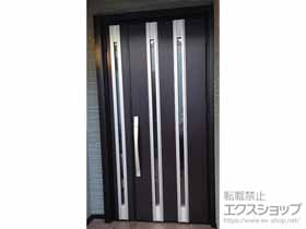 愛知県日進市のLIXIL リクシル（トステム）の玄関ドア リシェント玄関ドア3 M24型 断熱K4仕様 親子仕様(ランマ無)外観右吊元 ※FamiLock仕様 施工例