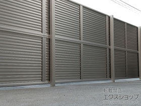 のフェンス・柵 ミエーネフェンス 目隠しルーバータイプ 2段支柱 自立建て用 施工例