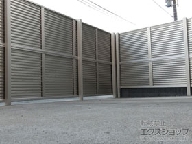 のフェンス・柵 ミエーネフェンス 目隠しルーバータイプ 2段支柱 自立建て用 施工例