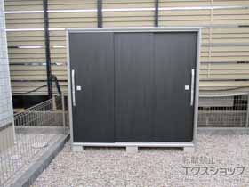 三重県四日市市のヨドコウの物置・収納・屋外倉庫 エスモ 一般型 2100×924×1913 ESF-2109A-WE＋別売棚 施工例