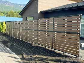 のフェンス・柵 モクアルフェンス 横板タイプ 2段支柱 自立建て用 施工例