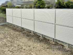 のフェンス・柵 ミエーネフェンス 目隠しルーバータイプ 2段支柱 自立建て用 施工例